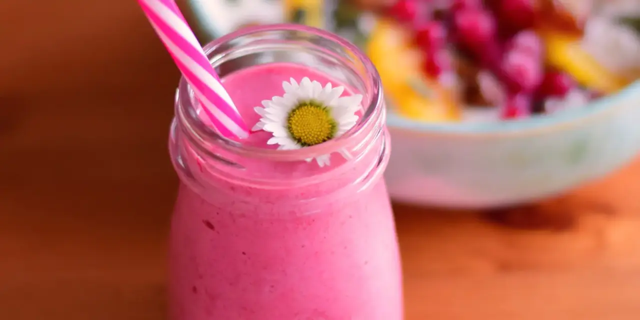 Smoothie mit Banane und Himbeeren