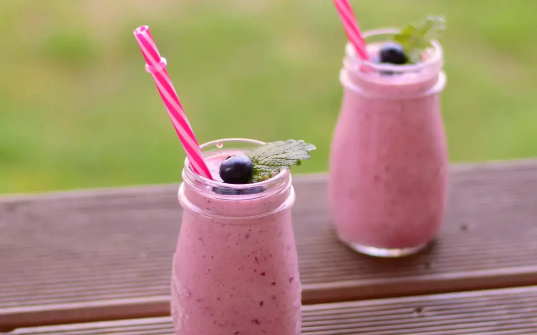 Holunderblüten Sirup selber machen Sommerbeeren Smoothie: Ein einfaches Sommerrezept