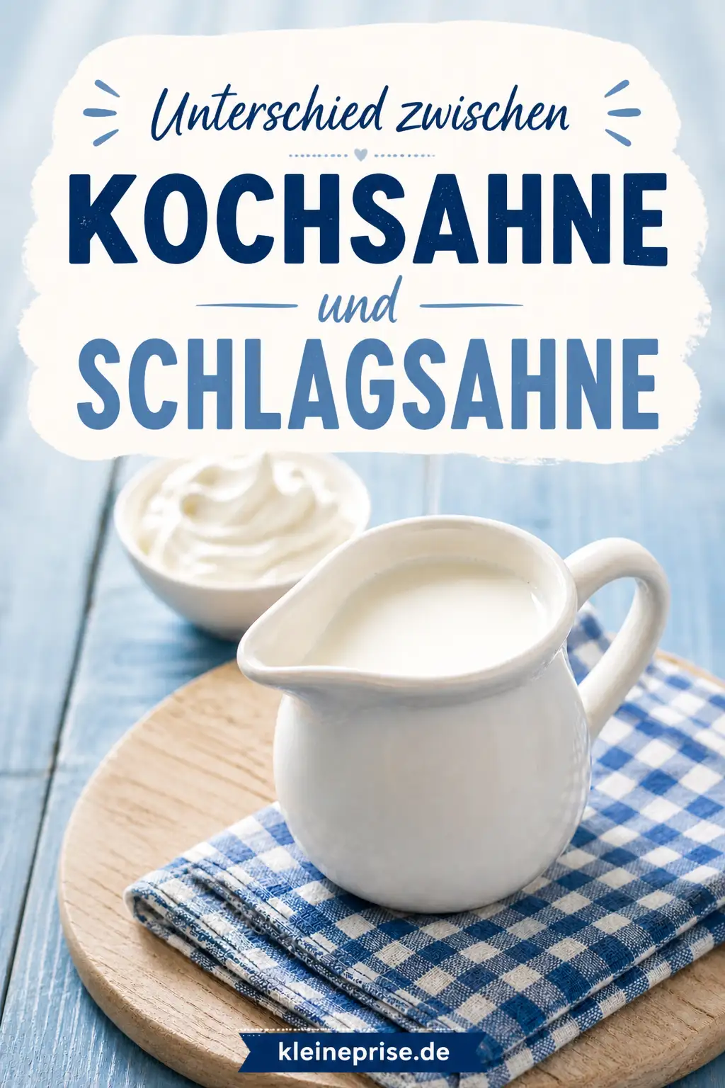 Pinterest: Unterschied zwischen Kochsahne und Schlagsahne Pinterest: Bild zum Unterschied zwischen Kochsahne und Schlagsahne mit Text im Bild, weißer Sahnekanne und Schale mit Schlagsahne