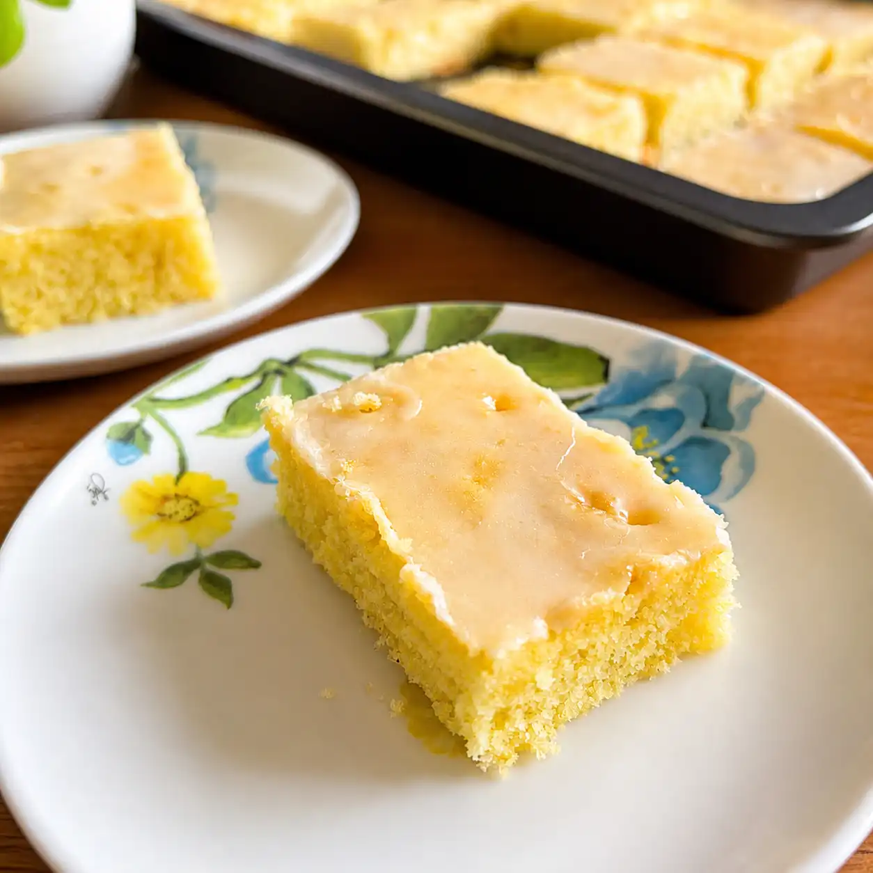 Zitronenkuchen vom Blech saftig und einfach Zitronenkuchen vom Blech saftig und einfach | Kleine Prise